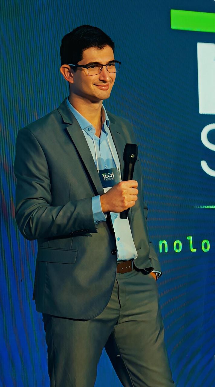Jean Andreatta, fundador da IndustrialMais, falando a empresários da indústria