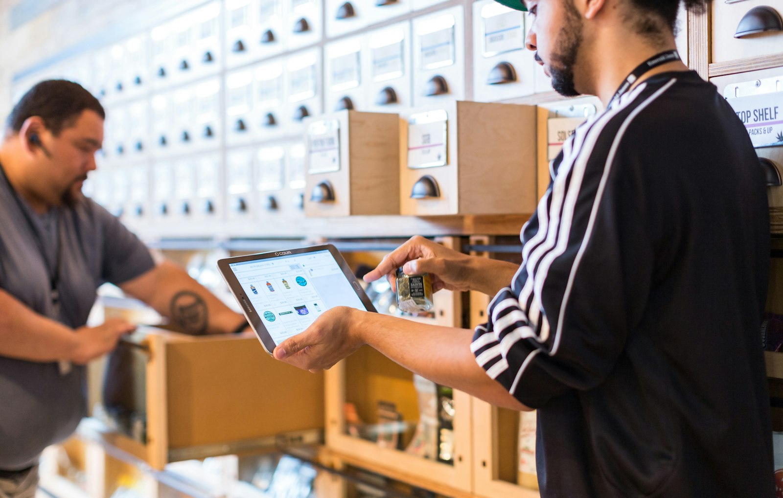 Conferência de tablet com caixa em área de recebimento da fábrica