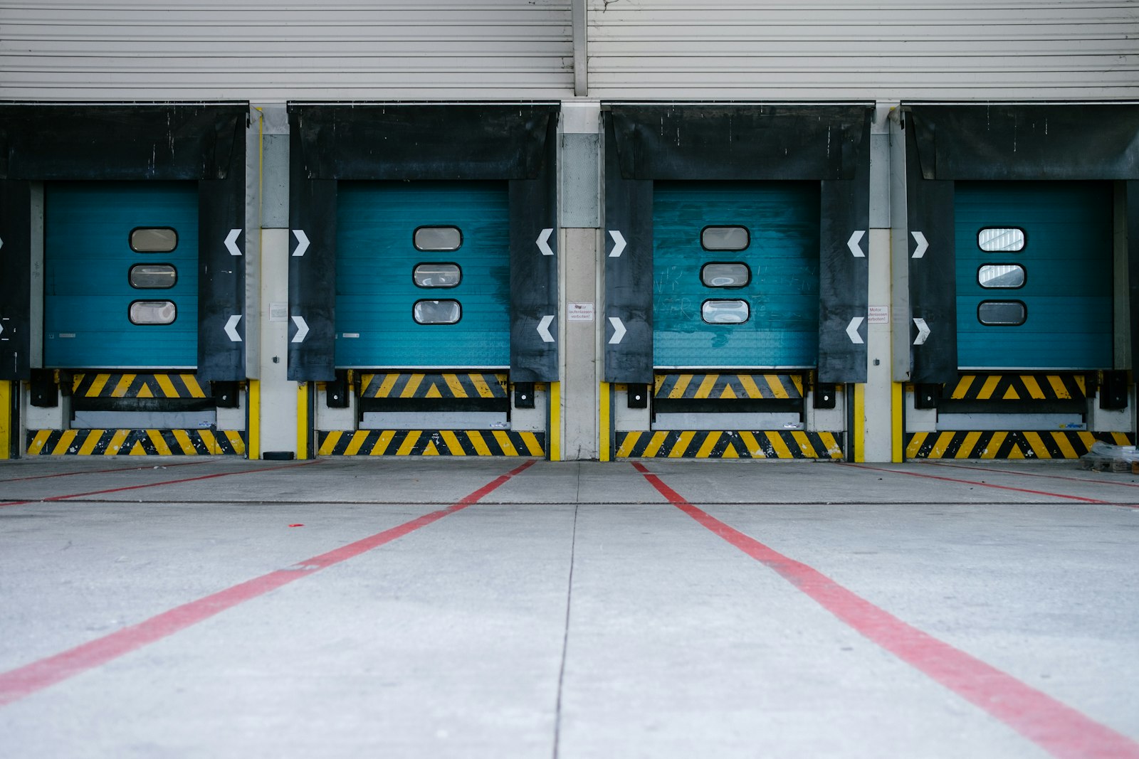 Docas de carregamento com caminhoes em fabrica brasileira