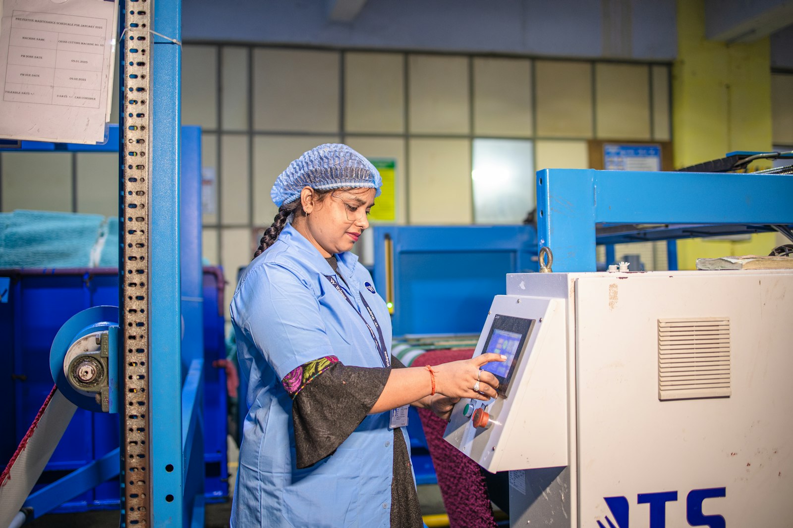 Operadora usando terminal na maquina