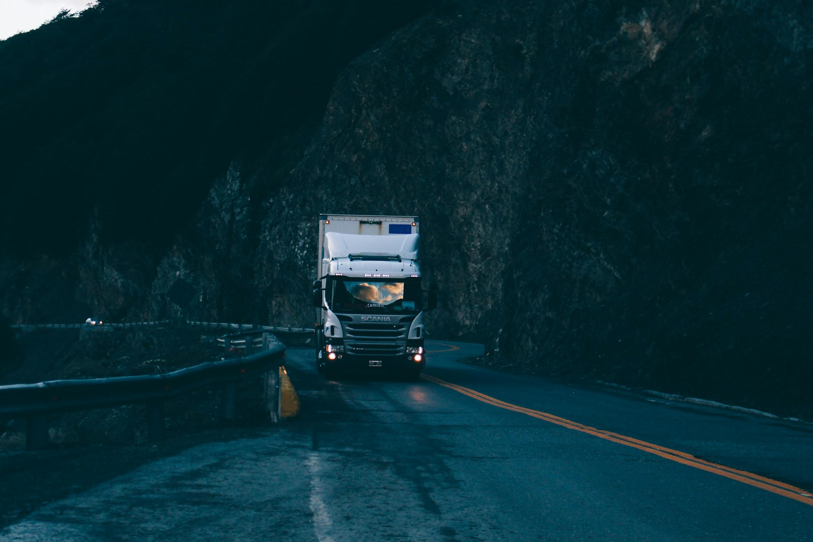 Caminhao em estrada aberta representando operacao comercial e rotas de vendas na industria brasileira